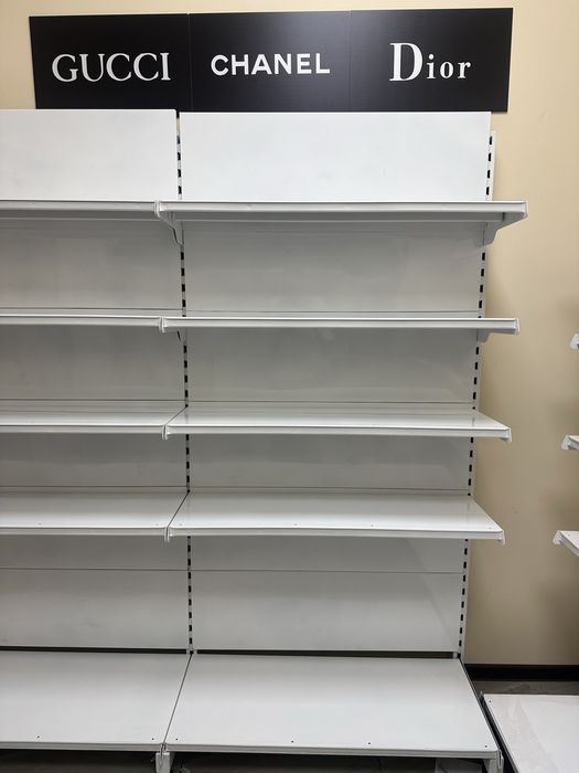 Торговый стеллаж 2×1 м — прочный, вместительный и стильный.