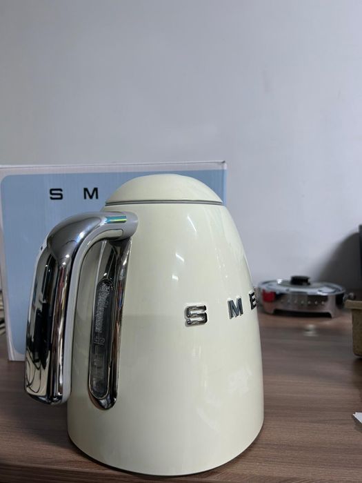Smeg бежевый чайник