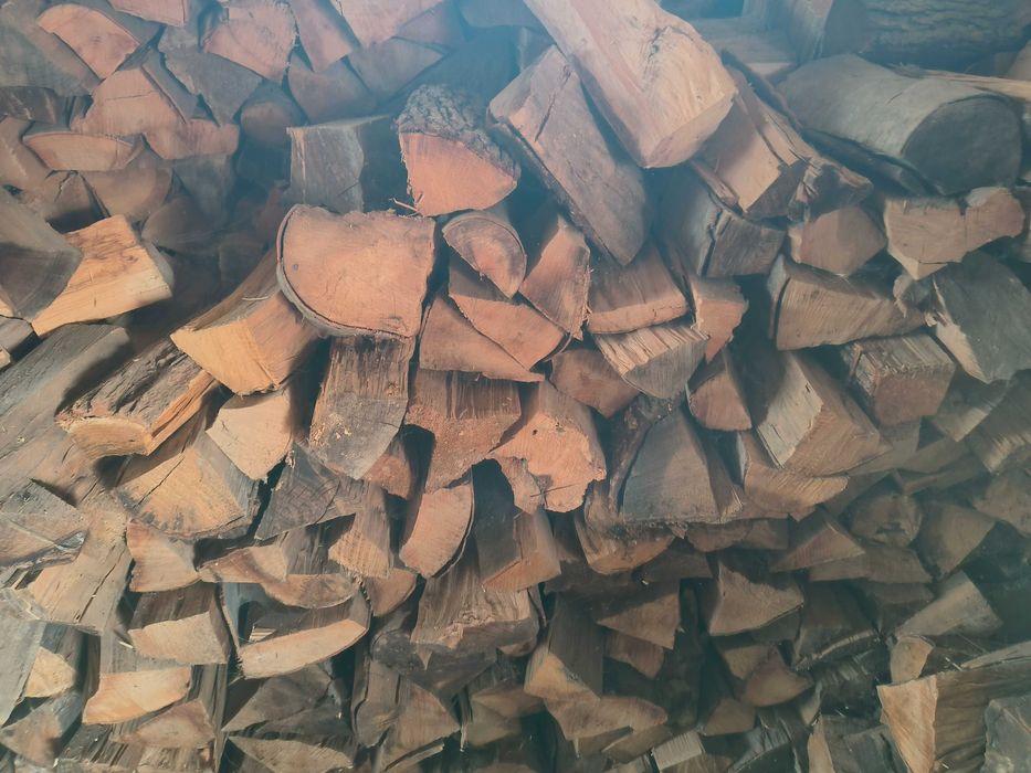 Lemne de foc, uscate, tăiate și crăpate