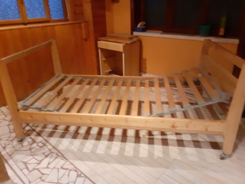 Pat din lemn, cu somiera reglabilă.