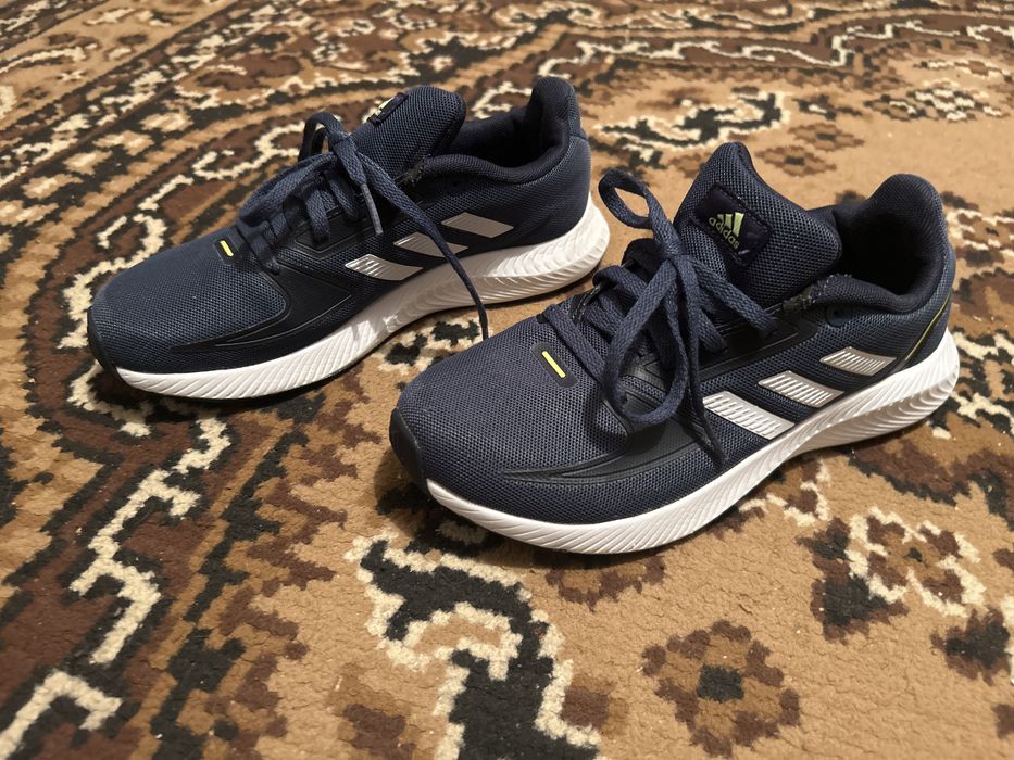 Adidasi  noi Adidas marimea 36