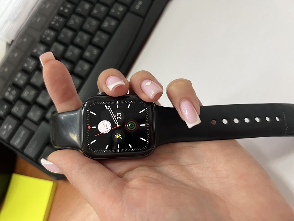 Продам Apple Watch 5