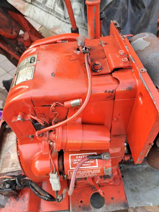 Tractor  pentru tuns iarba / gazon .