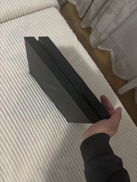 Vand ps 4 slim si xbox one + jocuri si doua manete la ambele