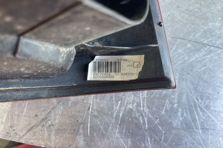 Lampa / Tripla stop stanga pe aripa 89070453 Dacia Logan prima genera