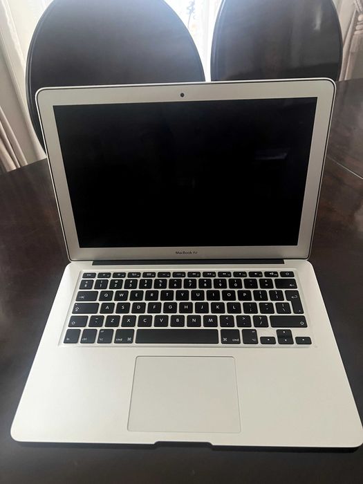 MacBook Air 13” (Early 2015) – Intel i5 / 8GB RAM / 256GB SSD