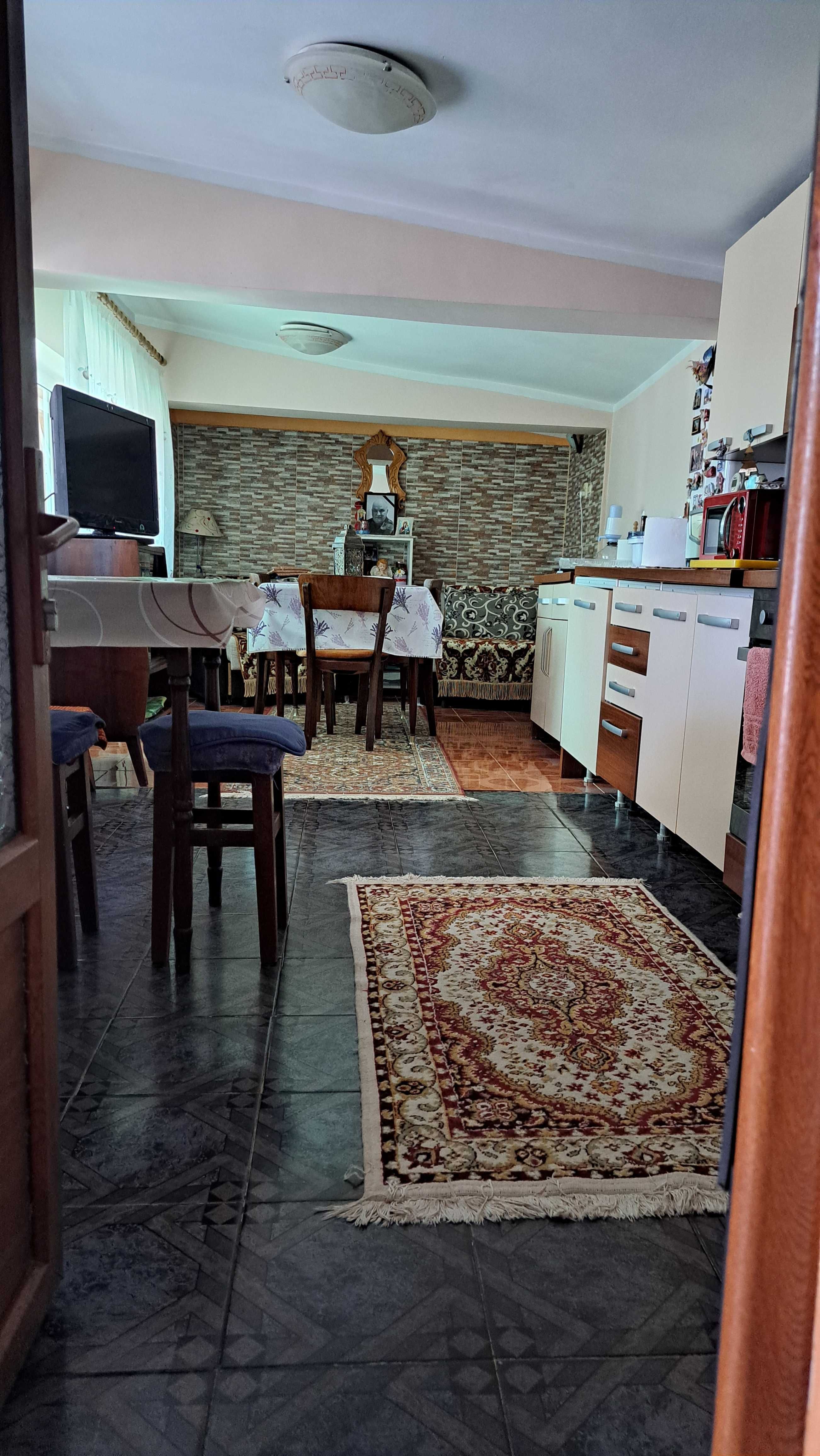 Casa de vanzare, 4 camere, parter & mansarda