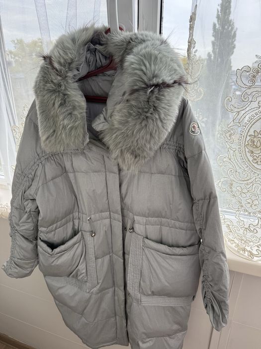Пуховик зимний серого цвета