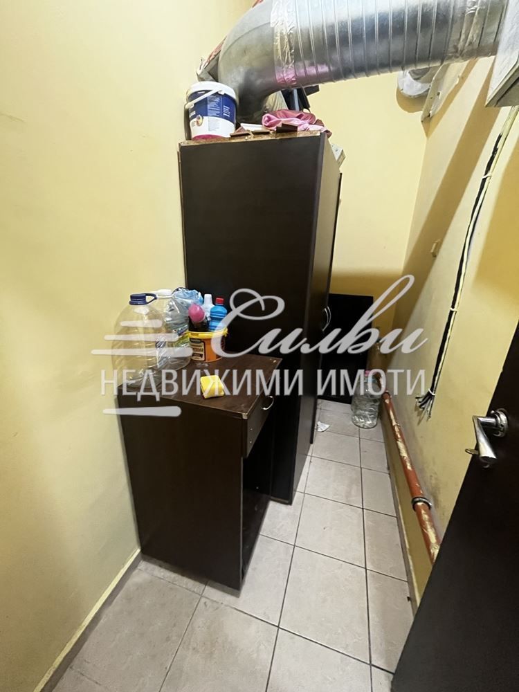 Търговски обект със статут на заведение - кв. Широк център!
