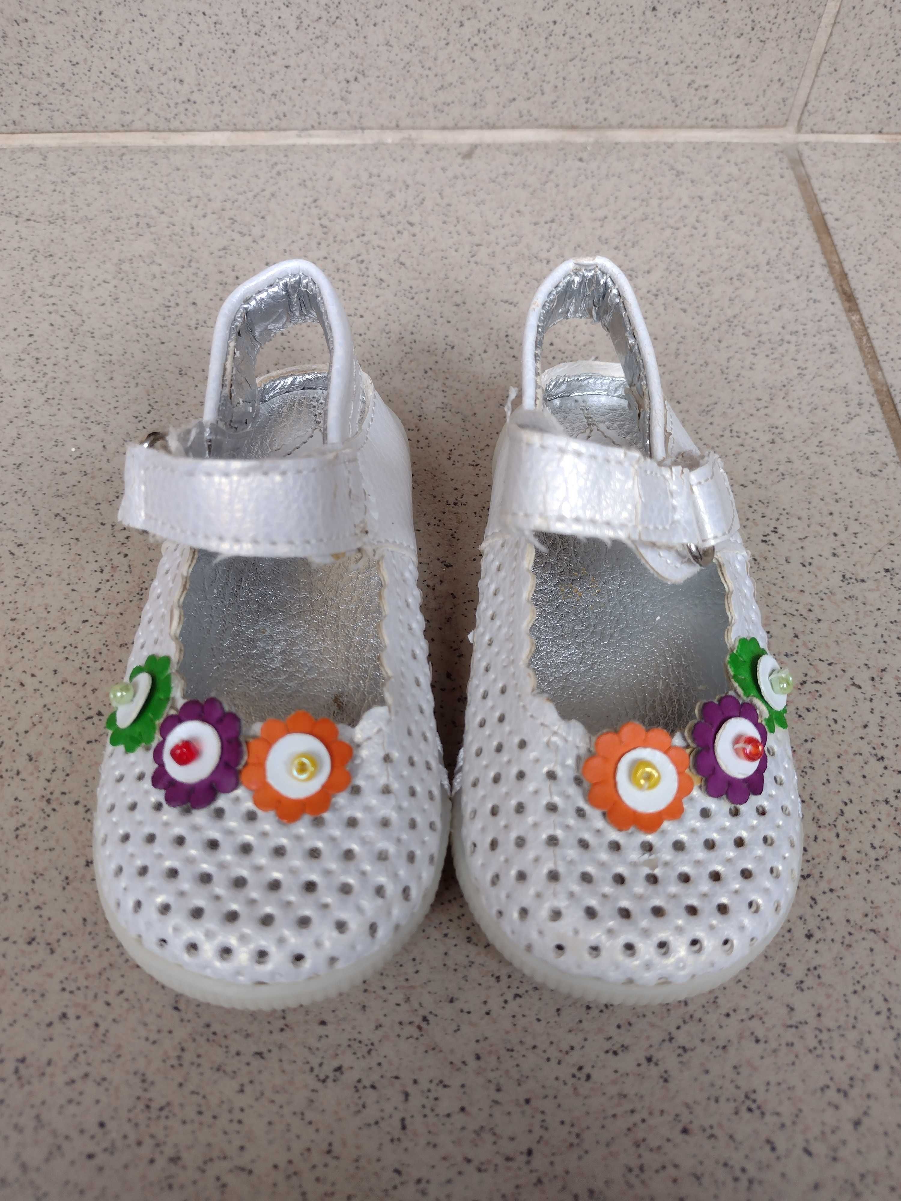 Pantofiori gen sandalute fetite, albe cu 3 floricele, marime 18