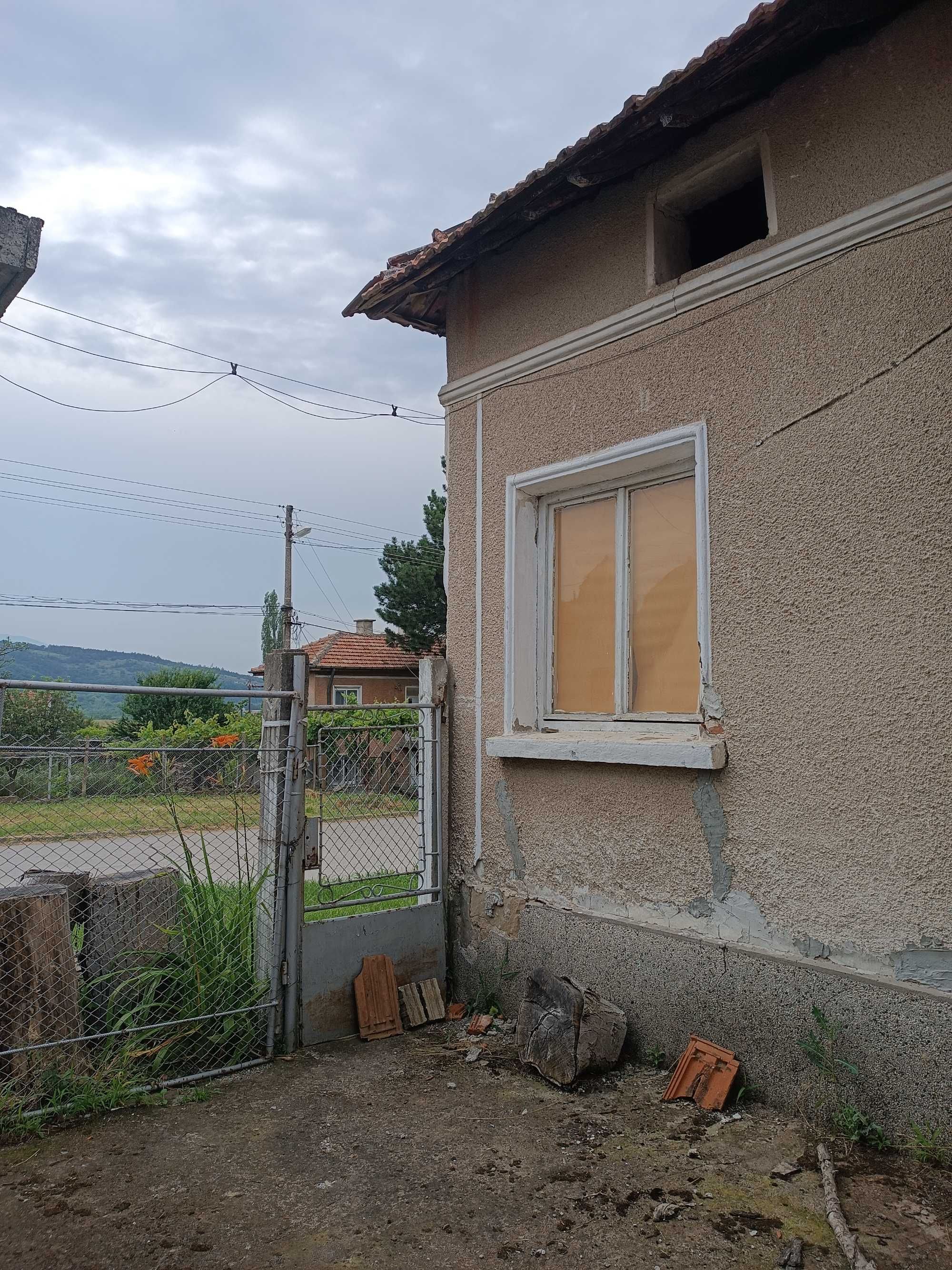 Къща  в центъра на село Дърманци