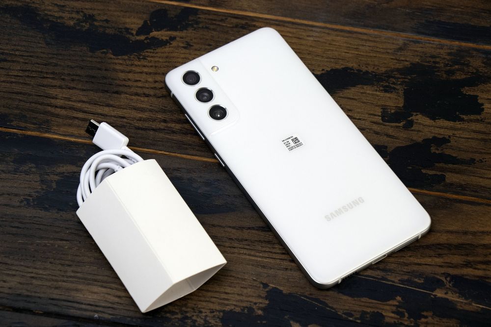 Samsung Galaxy S21 FE 5G (Белый, 128 ГБ)