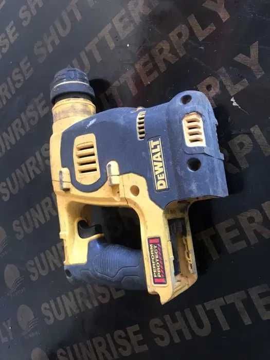 Перфоратор dewalt на батерии за части , машината се продава цяла!