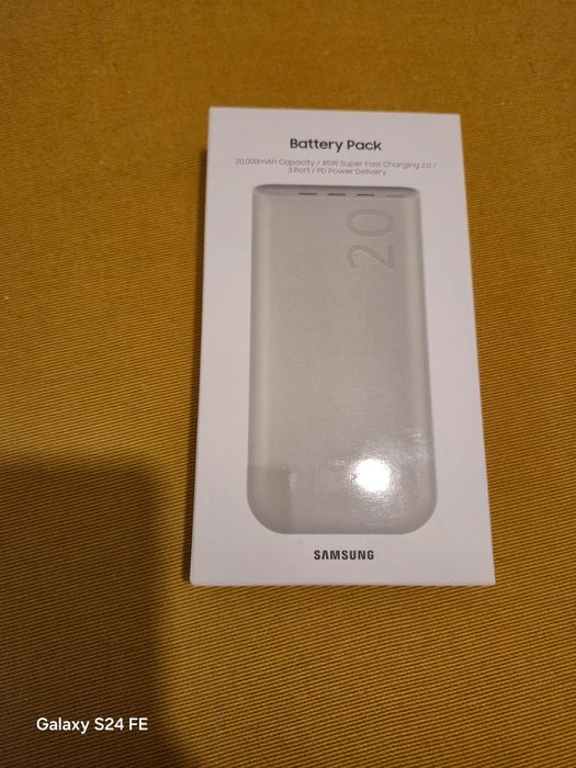 Vând baterie externă 20000mAh nouă sigilată.
