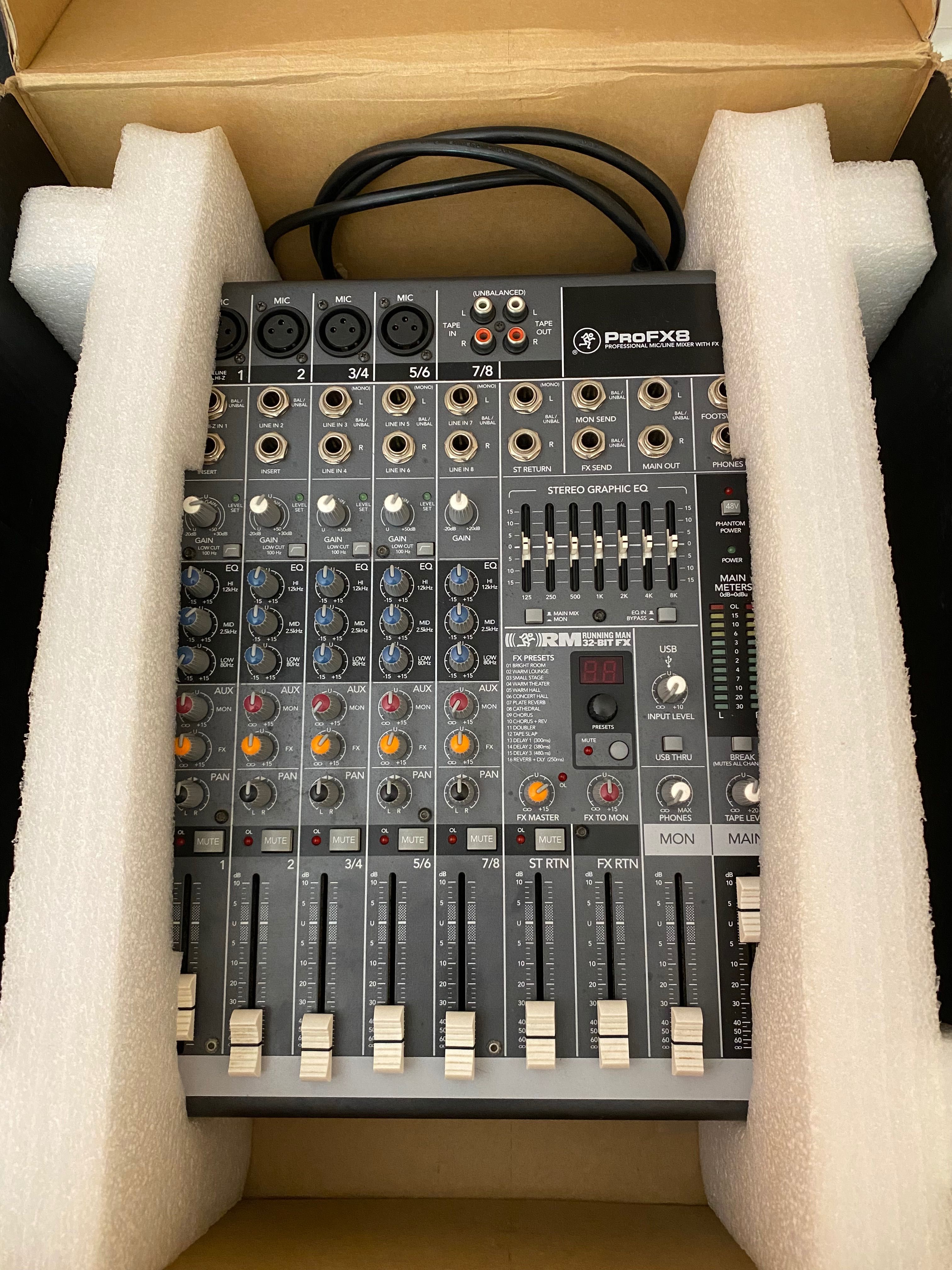 Продавам пулт Mackie pro fx8