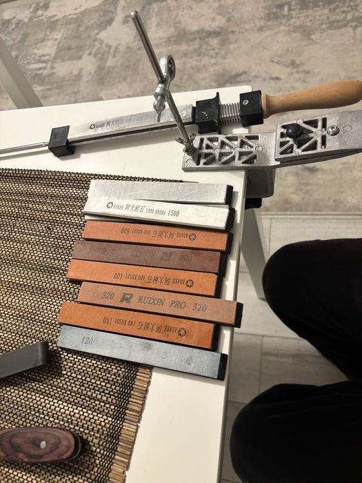 Aparat de ascutit cutite la unghi