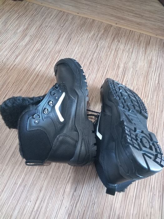 Продам зимние ботинки