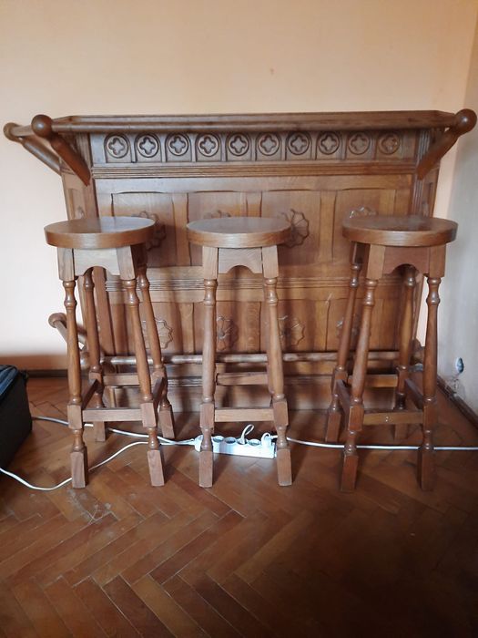 Bar din lemn masiv gravat