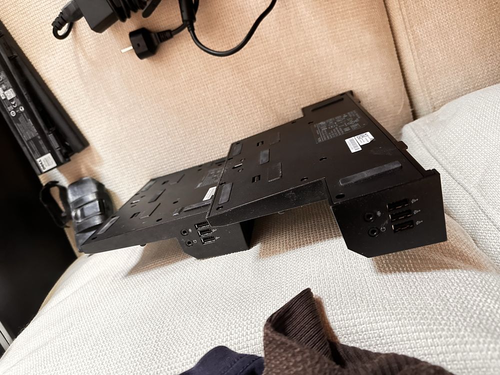 2бр. доккнг станцияи DELL PR03X с две зарядни 90W
