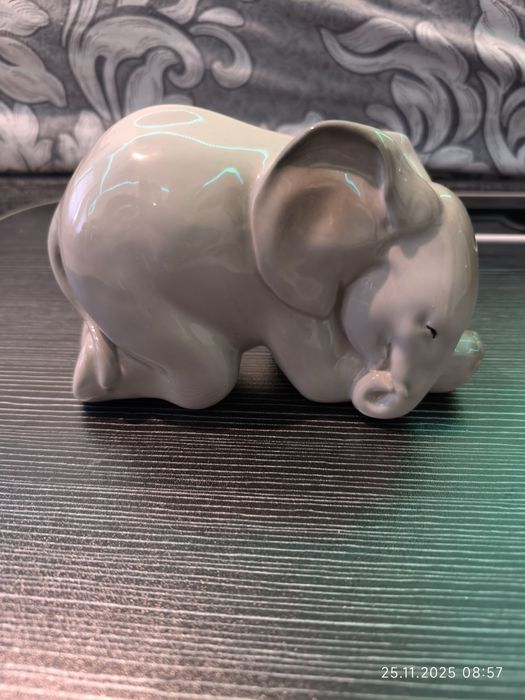 Фарфоровая статуэтка.