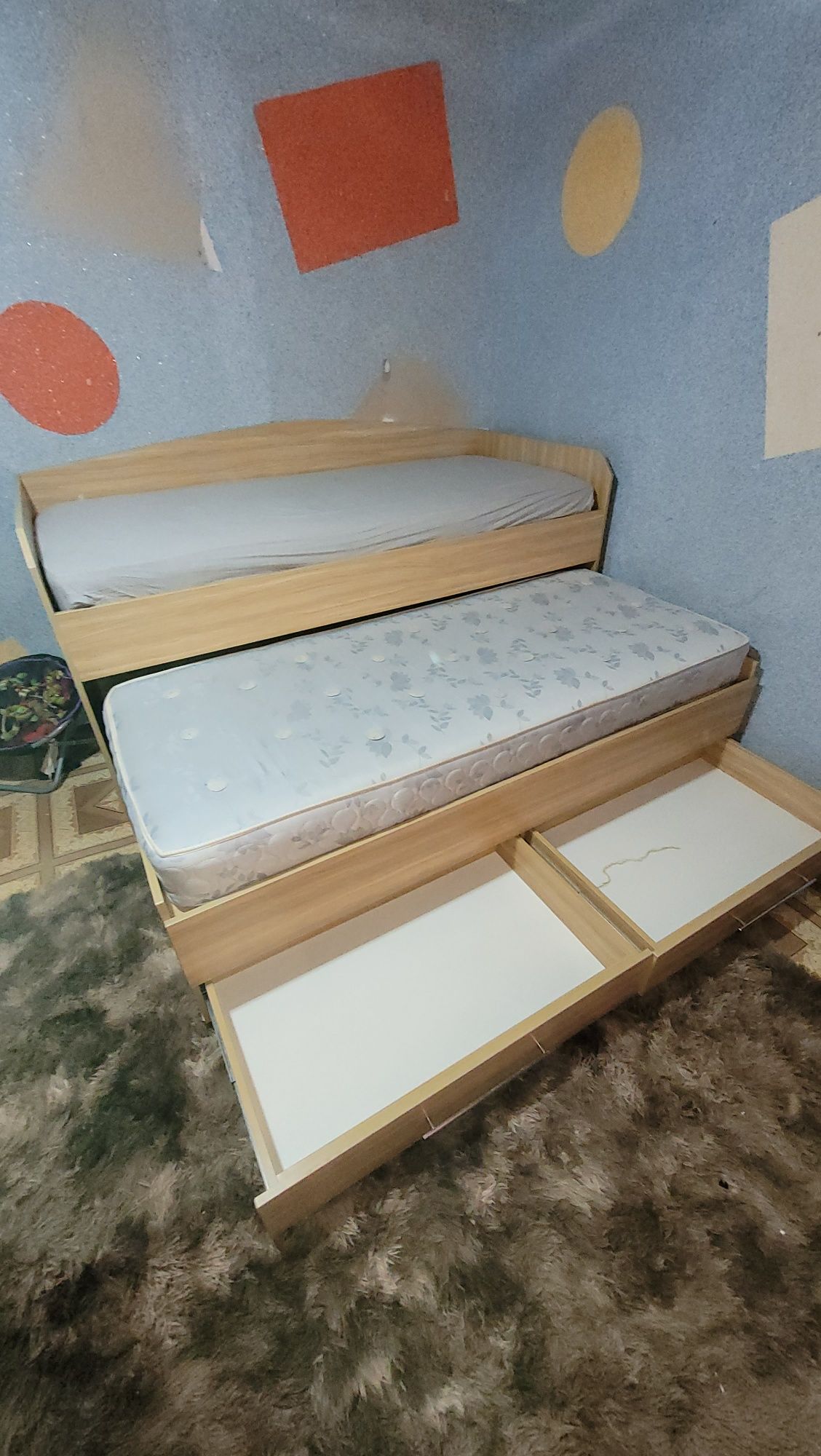 Продам детскую кровать 2 ярусную+ стол