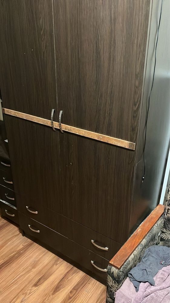Продам шкаф и стол