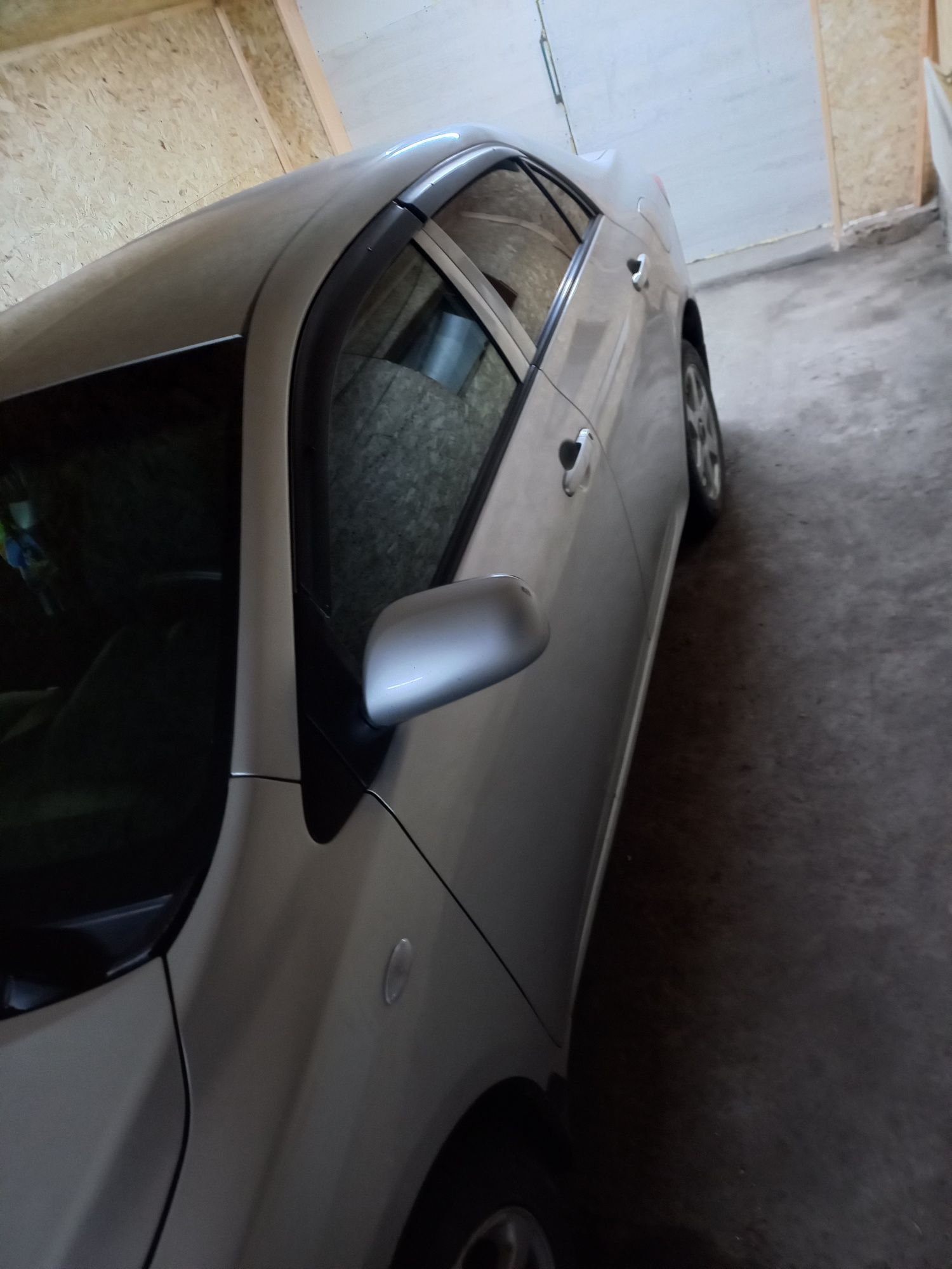 Продам таету каролу 2007г