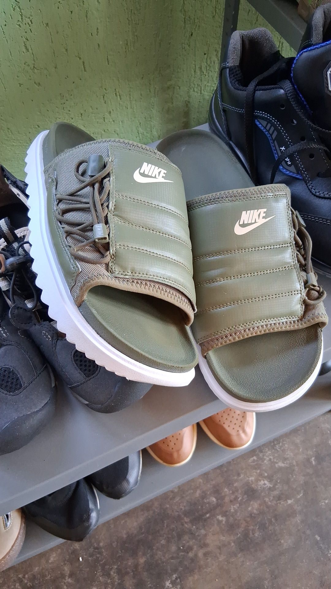 Lowa       Solomon        Nike