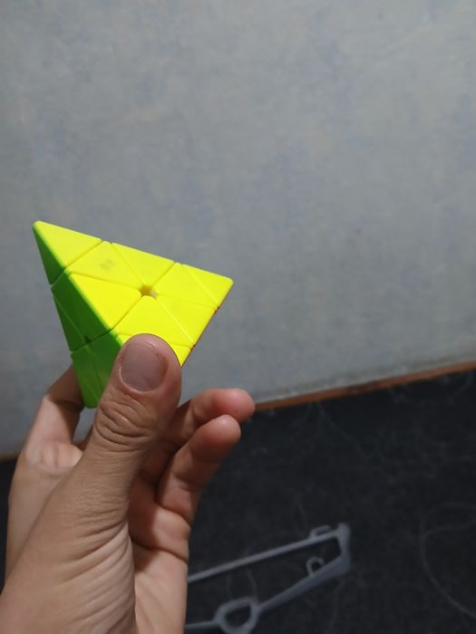 Kubik rubiklar sotiladi