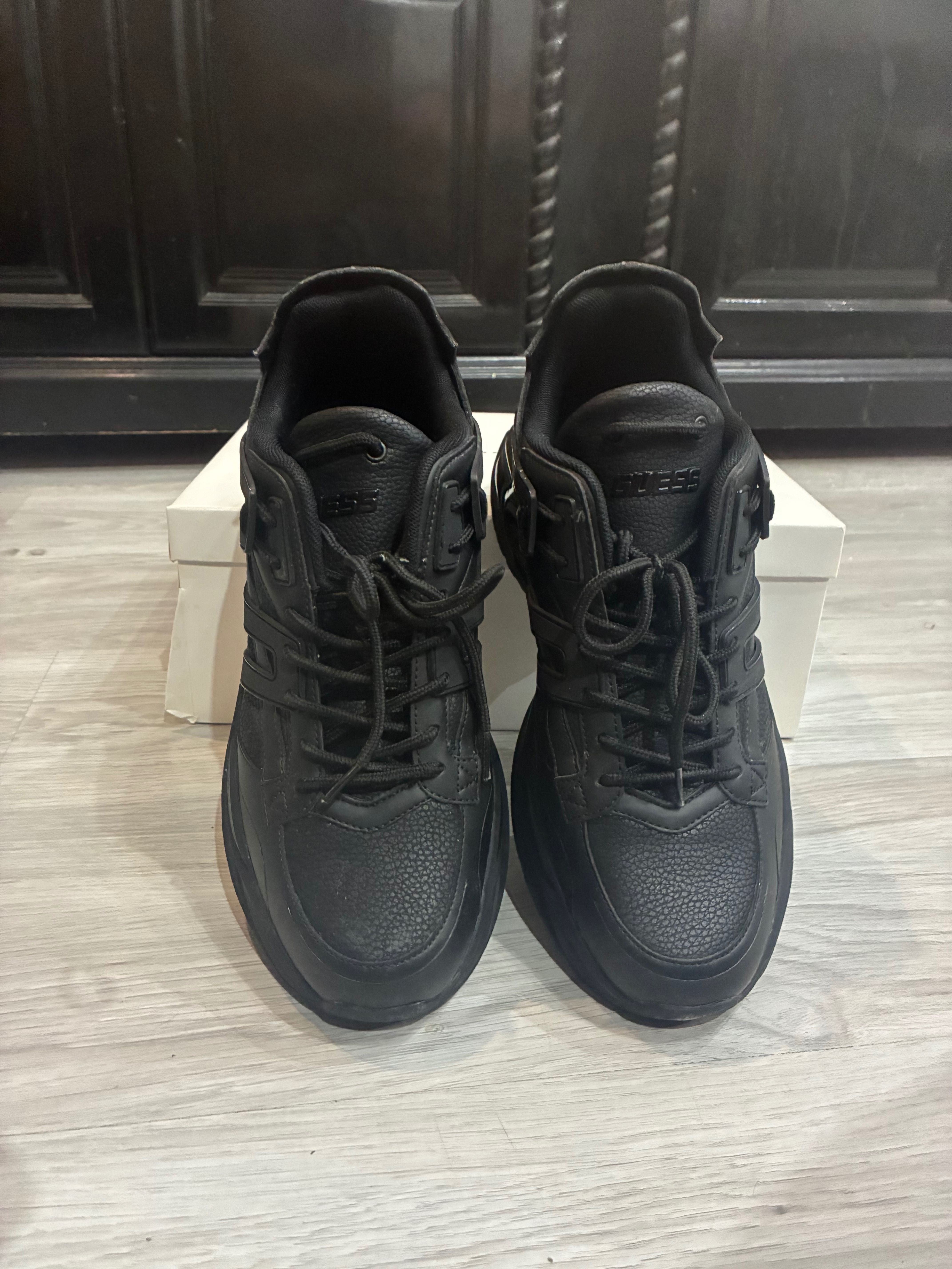 Оригинални Guess обувки – 45 номер (29 см), чисто нови