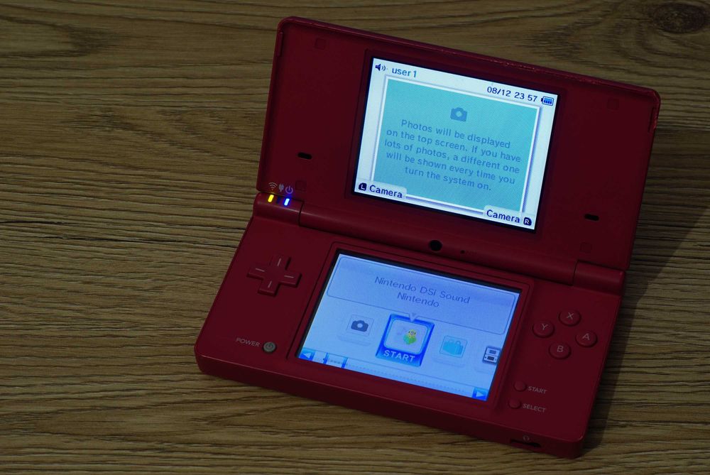 Consola portabila Nintendo DSi roz + accesorii