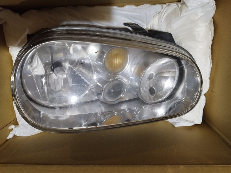 Продавам фарове за Golf4
