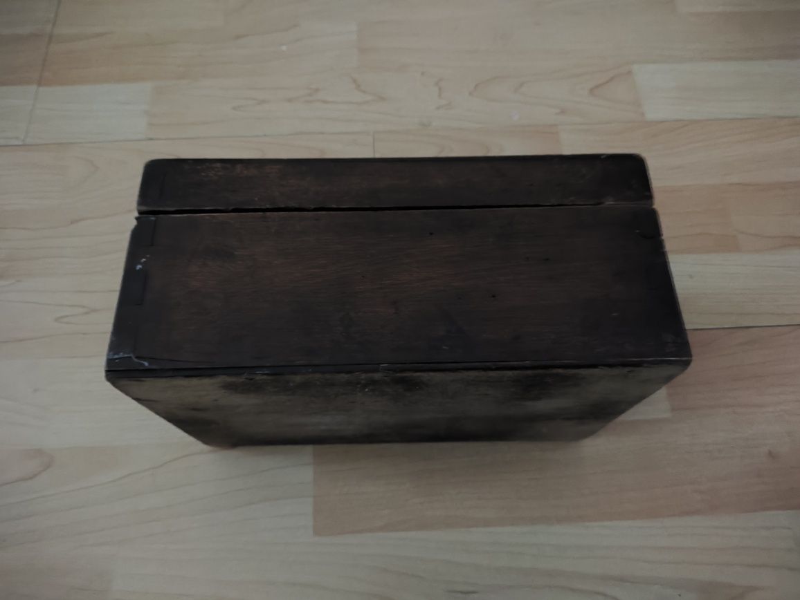Дървенa стара кутия