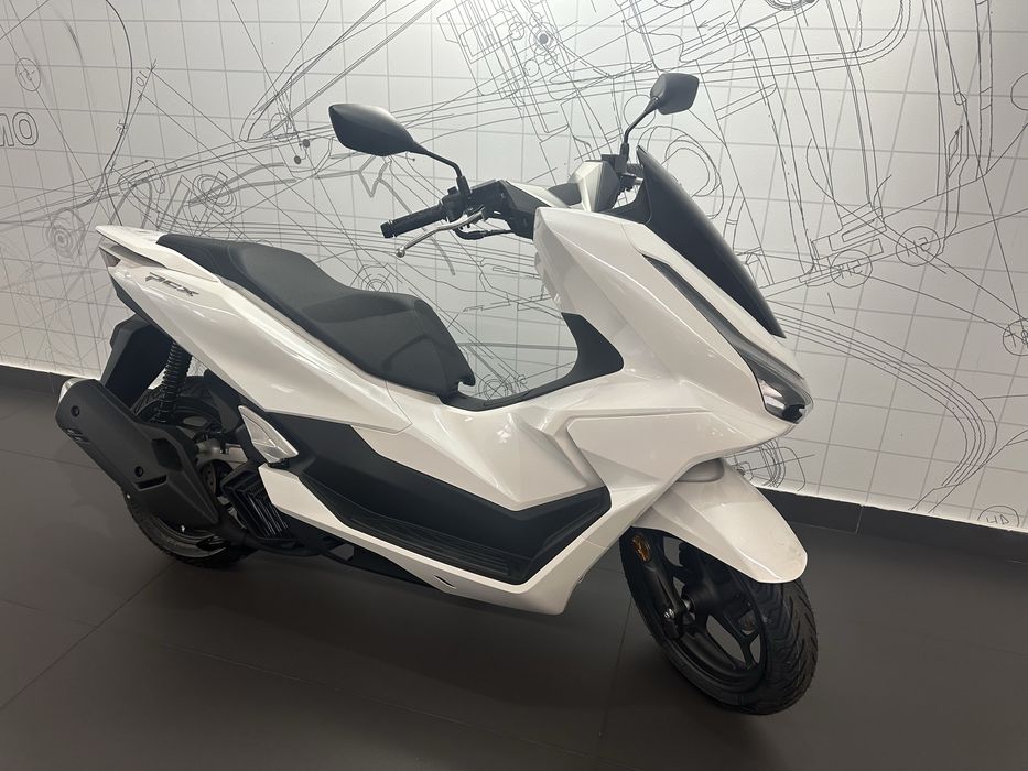 Inchiriez scooter Honda PCX125 nou 0 km