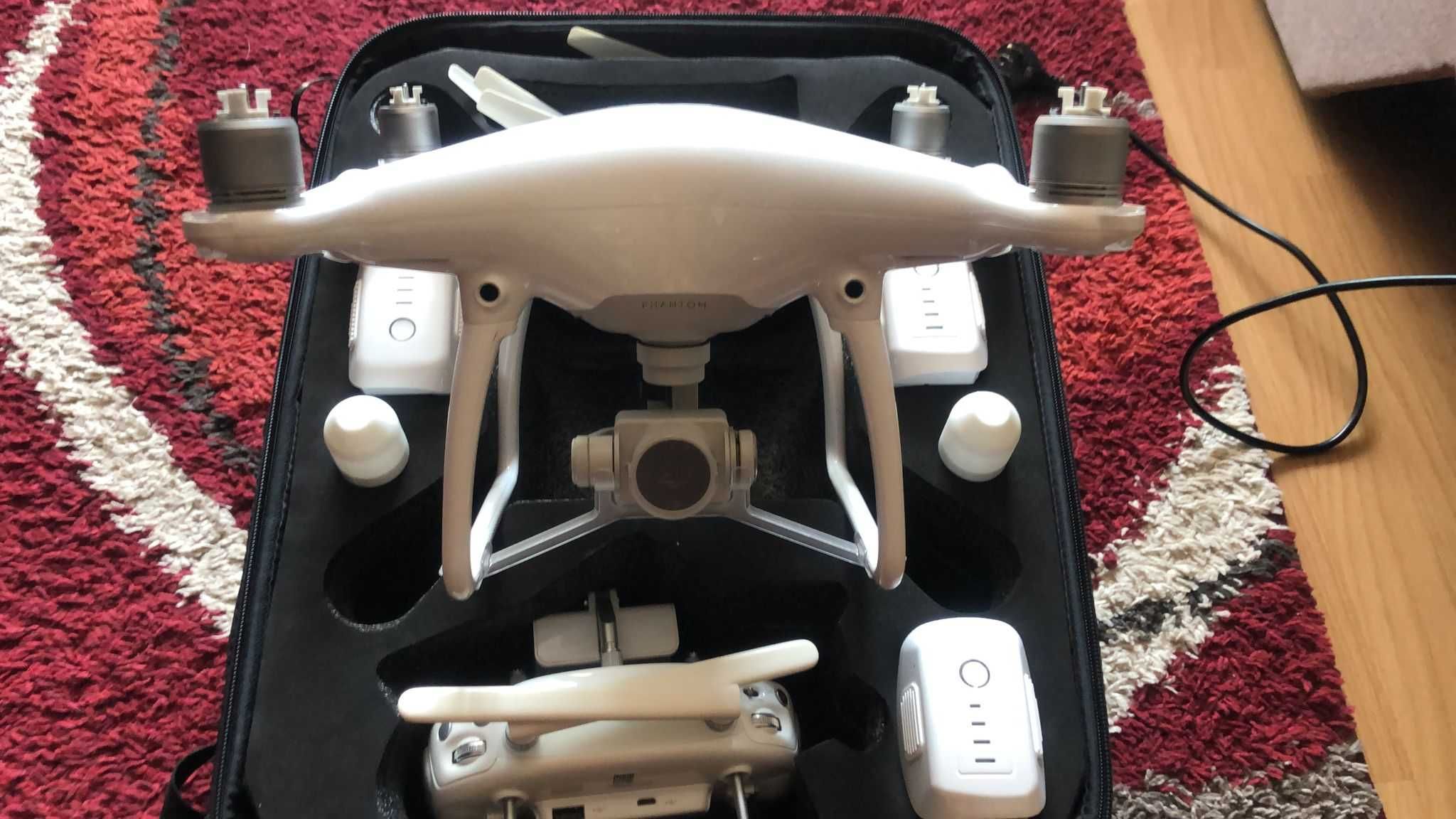 Drona Quadcopter DJI Phantom 4 + 3 baterii ,filtre video + accesorii