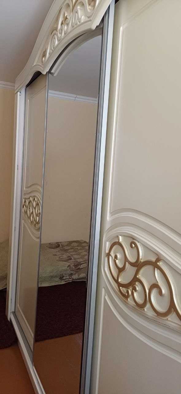 Кровать почти новая мягкая, Шкаф, камод комплект