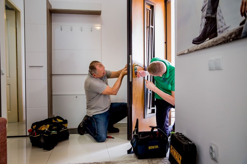 Deblocări usi. Reparații usi. Montaje usi.