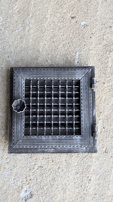 Usa cu grătar de ventilație