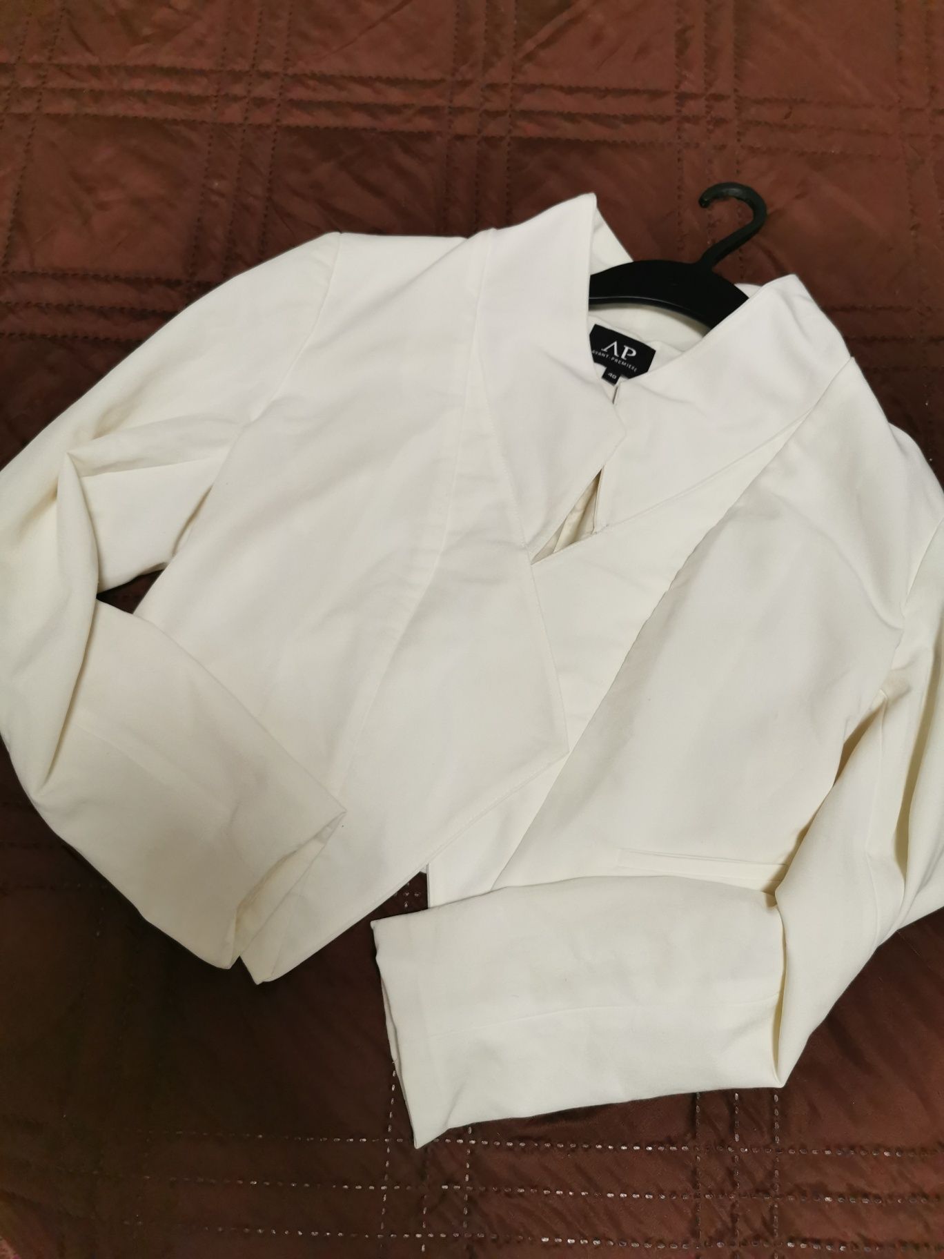 AP уникално късо бяло сако