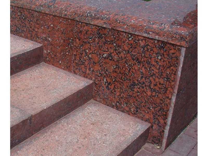 Гранит, травертин.