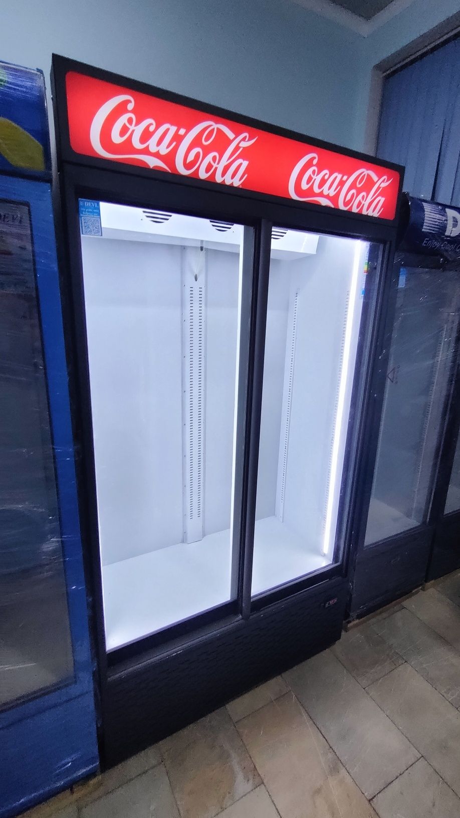 Акция !!! Продаются витринные холодильники.