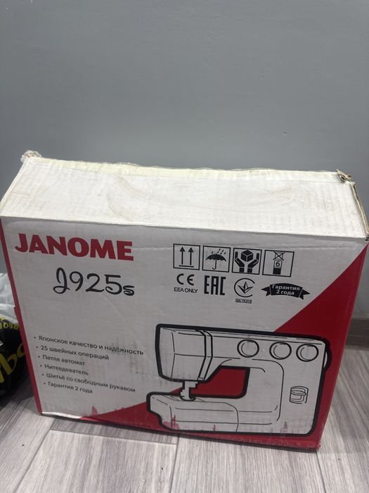 Швейная машина Janome J925S белый, красный