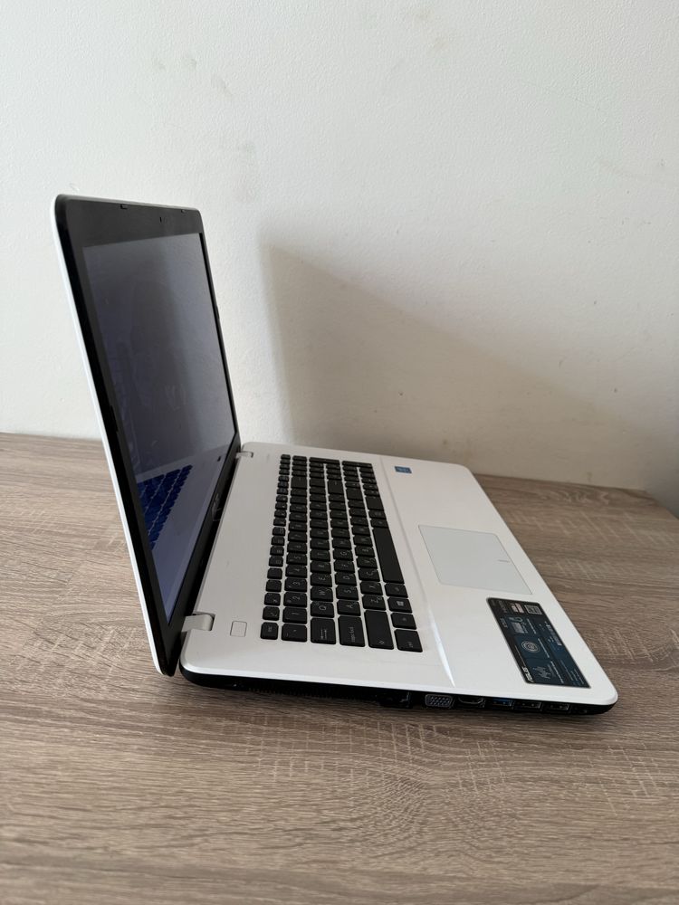 Лаптоп ASUS X751S