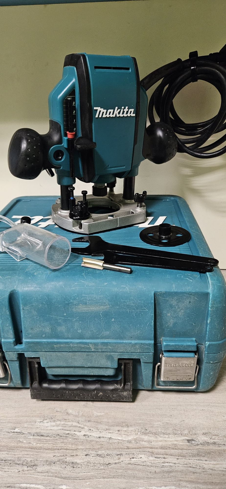 Makita Оберфреза RP0900 220V