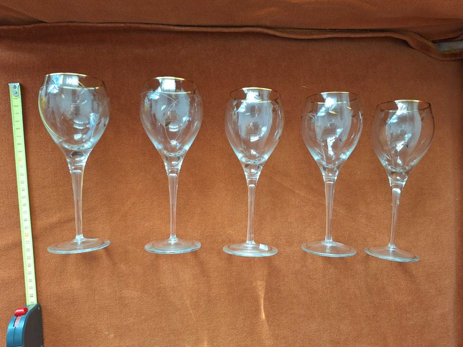 Pahare vechi pentru vin, model deosebit, buza + model aurit, buc = 5