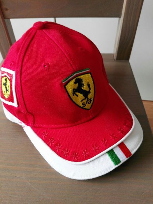 шапка Ferrari детска
