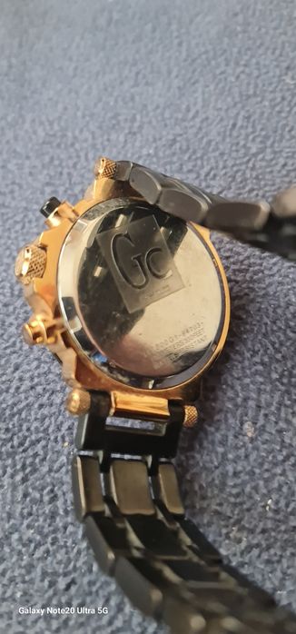 Ceas bărbătesc elvețian placat cu aur colecția de lux de la Guess