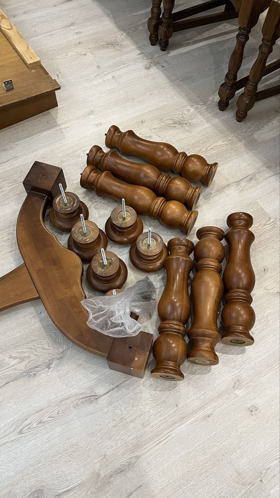 Стол и стулья для гостей