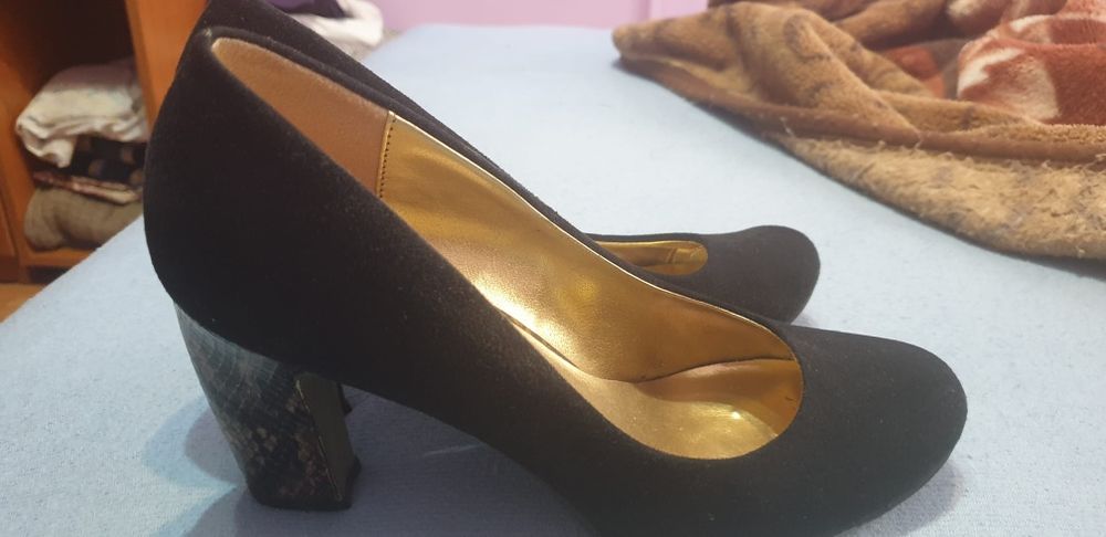 Vând pantofi imitație de piele cu toc imitație de piele de șarpe.