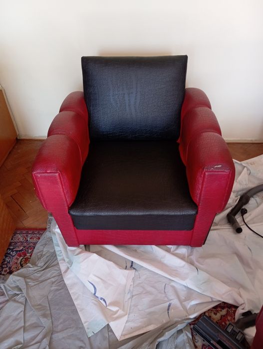 Диван за хол,2броя фотьойли и две табуретки с колелца